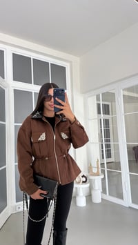 Kahve Deri Yakalı Taş Detaylı Beli Büzgülü Astarlı Süet Ceket GAUS-01967GAUSJacketsGAUS-01967