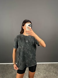 Eskitme Gri Bisiklet Yaka Kalp Detaylı TshirtGausTSHIRTGU008379