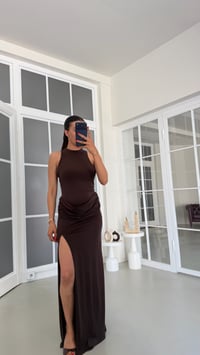 Acı Kahve Drape Detaylı Yırtmaçlı Elbise GAUS-01778GAUSELBİSEGAUS-01778