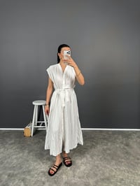 Beyaz Buruşuk Kumaş Kemerli Elbise GausELBİSEGU008276