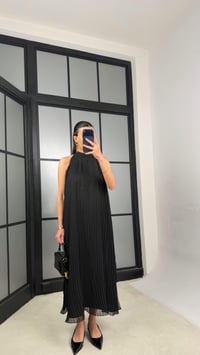 Siyah Boyundan Bağlamalı Astarlı Pileli Tasarım Elbise GAUS-01363GAUSELBİSEGAUS-01363