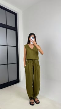 Yeşil V Yaka Bluz Beli Lastikli Balon Pantolon Muadil Keten Takım GAUS-0016GAUSTAKIMGAUS-0016