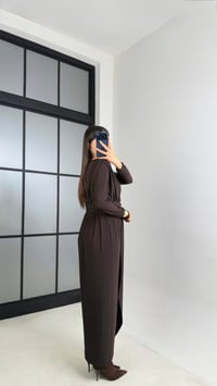 Acı Kahve V Yaka Yırtmaçlı Gold Tokalı Sandy Kumaş Elbise GAUS-00876GAUSDressesGAUS-00876