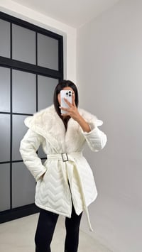 Beyaz Yaka Kürk Detaylı Kuşaklı Parlak Şişme Mont GAUS-00458GAUS الجواكيت GAUS-00458