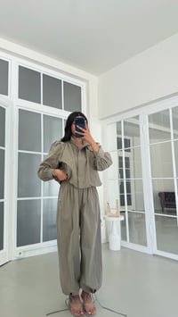 Haki Taş Detaylı Astarlı Ceket Beli Lastikli Pantolon İkili Paraşüt Kumaş Takım GAUS-02087GAUSTAKIMGAUS-02087