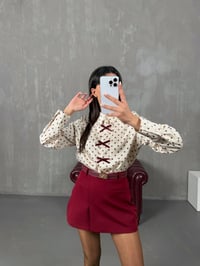 Faye Bordo Puantiyeli Fiyonk Detaylı Saten GömlekGausGÖMLEKGU100391
