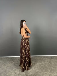 MD Kahverengi Desenli Boyundan Bağlamalı Astarlı Muadil ElbiseGausELBİSEGU008772