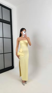 Sarı Çiçek Detaylı Yırtmaçlı Elbise Gaus00365GausELBİSEGU1001879