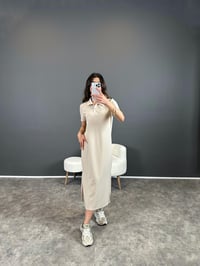 Kalio Taş Polo Yaka Yırtmaçlı Uzun Elbise GausELBİSEGU004444