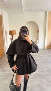 Siyah Pelerin Detaylı Kuşaklı Astarlı Kaban GAUS-00727GAUSKABANGAUS-00727