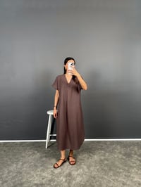 Anita Kahve V Yaka Premium Midi Keten ElbiseGausELBİSEGU008685