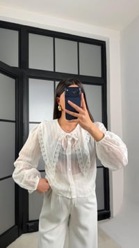 Beyaz Bebe Yaka Önü Bağlamalı Transparan Gömlek GAUS-01241GAUS القمصان GAUS-01241