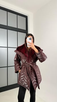 Bordo Yaka Kürk Detaylı Kuşaklı Parlak Şişme Mont GAUS-00458GAUS الجواكيت GAUS-00458