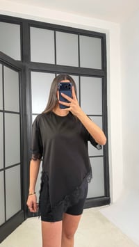 Siyah Asimetrik Dantel Detaylı Tshirt GAUS-01164GAUSTshirtGAUS-01164