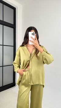 Yağ Yeşili Gömlek Beli Lastikli Pantolon İkili Premium Saten Takım GAUS-0074GAUSTAKIMGAUS-0074