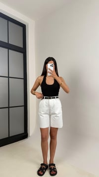 Beyaz Kemerli Cepli Beli Lastikli Kesik Paça Gabardin Şort Gaus00605GausŞORTGU1002416