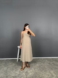 North Bej Askılı Sıfır Kol Yırtmaçlı Uzun Keten ElbiseGausELBİSEGU008699