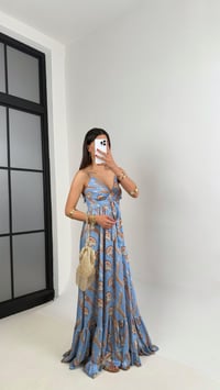 Mavi Etnik Desenli Ayarlanabilir Askılı Sırt Dekolteli Yumuşak Saten Elbise Gaus00489GausELBİSEGU1002146