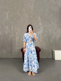 Beyaz V Yaka Mavi Çiçek Desenli Beli Lastikli Keten Elbise Gaus00266GausELBİSEGU1001613