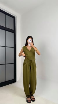 Yeşil V Yaka Bluz Beli Lastikli Balon Pantolon Muadil Keten Takım GAUS-0016GAUSTAKIMGAUS-0016