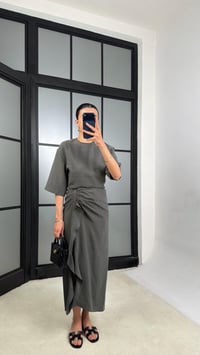Antrasit Yırtmaç Detaylı Tencel Elbise GAUS-01405GAUSELBİSEGAUS-01405