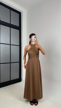 Kahve Çapraz Boyundan Bağlamalı Sırt Dekolteli Keten Elbise Gaus00597GausELBİSEGU1002396