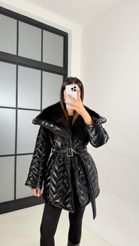 Siyah Yaka Kürk Detaylı Kuşaklı Parlak Şişme Mont GAUS-00458GAUS الجواكيت GAUS-00458