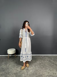 Chu Beyaz İşlemeli Kemerli Keten Elbise GausELBİSEGU008449