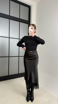 Siyah Dantel Detaylı Asimetrik Kesim Saten Etek GAUS-00860GAUSETEKGAUS-00860