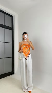 Turuncu Desenli Sırt Bağlamalı Saten Bluz GAUS-0047GAUSBLUZGAUS-0047