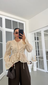 Bej Poplin Fırfırlı Tasarım Bluz GAUS-01891GAUSBLUZGAUS-01891