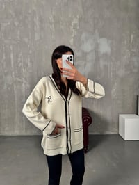 Poly Krem İnci Düğmeli Fiyonk İşlemeli HırkaGausHIRKAGU00904011
