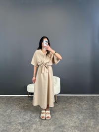 Gigi Taş Tensel Midi Boy Kuşaklı ElbiseGausELBİSEGU004650