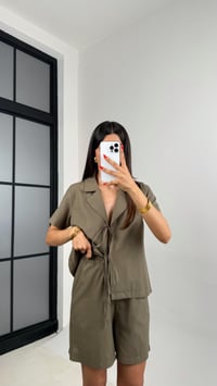 Haki Önden Bağlamalı Gömlek Beli Lastikli Şort İkili Keten Takım GAUS-0028GAUSTAKIMGAUS-0028