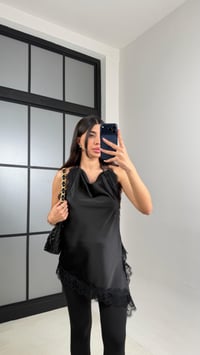 Siyah Asimetrik Kesim Dantel Detaylı Premium Saten Bluz GAUS-00889GAUSBLUZGAUS-00889