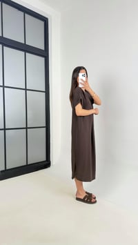 Acı Kahve V Yaka Tensel Kırışık Kumaş Basic Elbise Gaus00436 GausELBİSEGU1002032