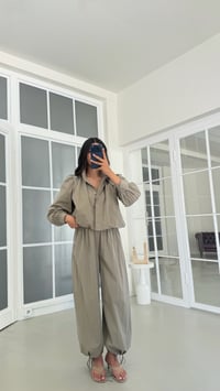Haki Taş Detaylı Astarlı Ceket Beli Lastikli Pantolon İkili Paraşüt Kumaş Takım GAUS-02087GAUSTAKIMGAUS-02087