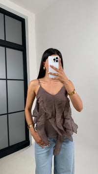 Kahve Ayarlanabilir Askılı MD Muadil Fırfır Detaylı Şifon Bluz Gaus00665Gausالبلوزات GU1002535