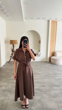 Kahve Polo Yaka Kuşaklı Tencel Kumaş Elbise GAUS-01429GAUSELBİSEGAUS-01429