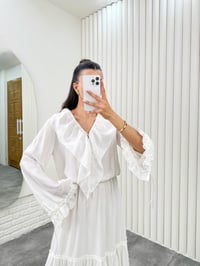 Beyaz V Yaka Önü Bağlamalı Beli Lastikli Kol Fırfırlı Elbise Gaus00303GausELBİSEGU1001696
