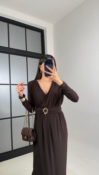 Acı Kahve V Yaka Yırtmaçlı Gold Tokalı Sandy Kumaş Elbise GAUS-00876GAUSDressesGAUS-00876