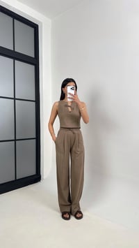 Kahve Yaka Bağlama Detaylı Üst Beli Lastikli Cepli Pantolon ZR Muadil Keten Takım Gaus00398GausTAKIMGU1001934