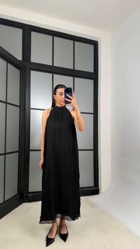 Siyah Boyundan Bağlamalı Astarlı Pileli Tasarım Elbise GAUS-01363GAUSELBİSEGAUS-01363