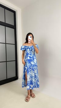Mavi Çiçek Desenli Astarlı Yaka Fırfırlı Yırtmaçlı Şifon Elbise Gaus00517GausELBİSEGU1002213