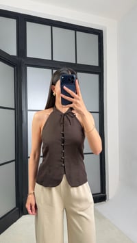 Acı Kahve Boyundan Bağlamalı Düğmeli Keten Bluz GAUS-01422GAUSBLUZGAUS-01422