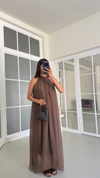 Kahve Halter Yaka Dantel Detaylı Astarlı Elbise GAUS-01710GAUSELBİSEGAUS-01710