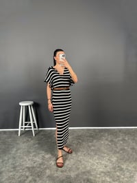 Jolanka Siyah Çizgili Yırtmaçlı Uzun ElbiseGausELBİSEGU008204
