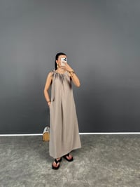 Hermia Bej İthal Kumaş Boyundan Bağlamalı ElbiseGausELBİSEGU008304