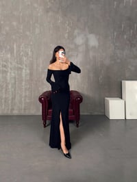 Tabita Siyah Kayık Yaka Yırtmaçlı Tasarım ElbiseGausELBİSEGU00904254