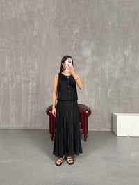Siyah Önü Düğmeli Sıfır Kol Pileli Tasarım Elbise Gaus00193GausDressesGU1001450